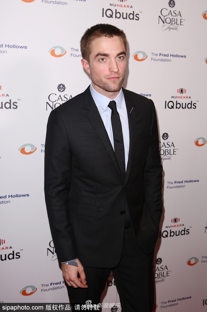 组图:"暮光男"罗伯特·帕丁森现身 西装笔挺眼神深邃