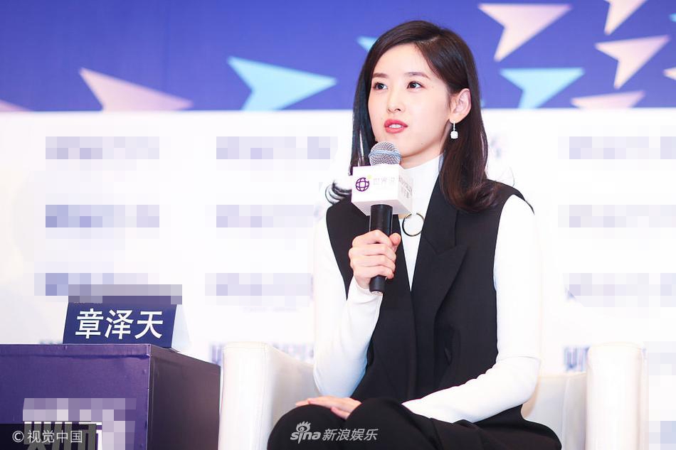 组图:奶茶妹妹章泽天出席论坛 穿黑白套装手捧鲜花温婉动人_高清图集
