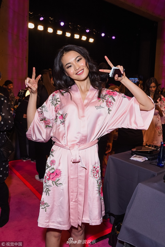 组图:中国超模闪耀维密秀 刘雯霸气何穗甜美奚梦瑶活力十足