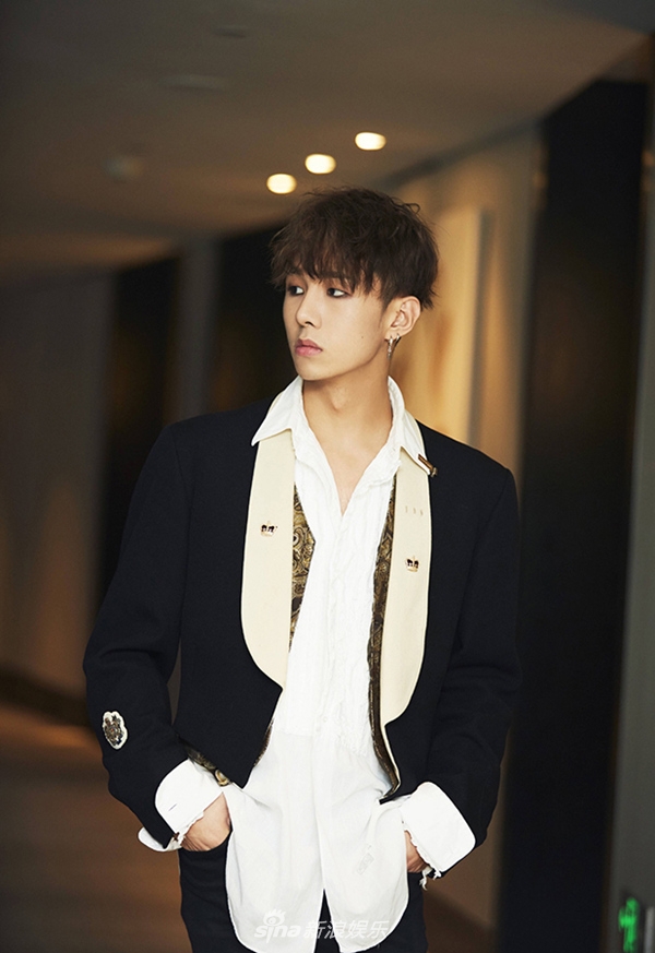 组图:core one曝最新时尚look 黑色礼服尽显英伦骑士风