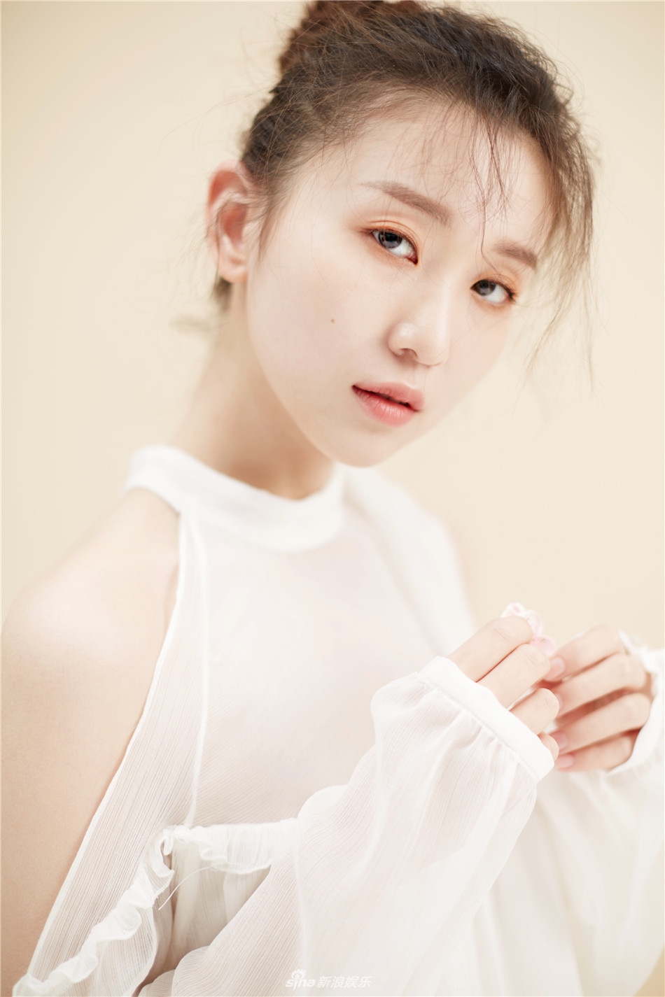 组图:周茉曝白衣唯美写真 清新灵动似仙女