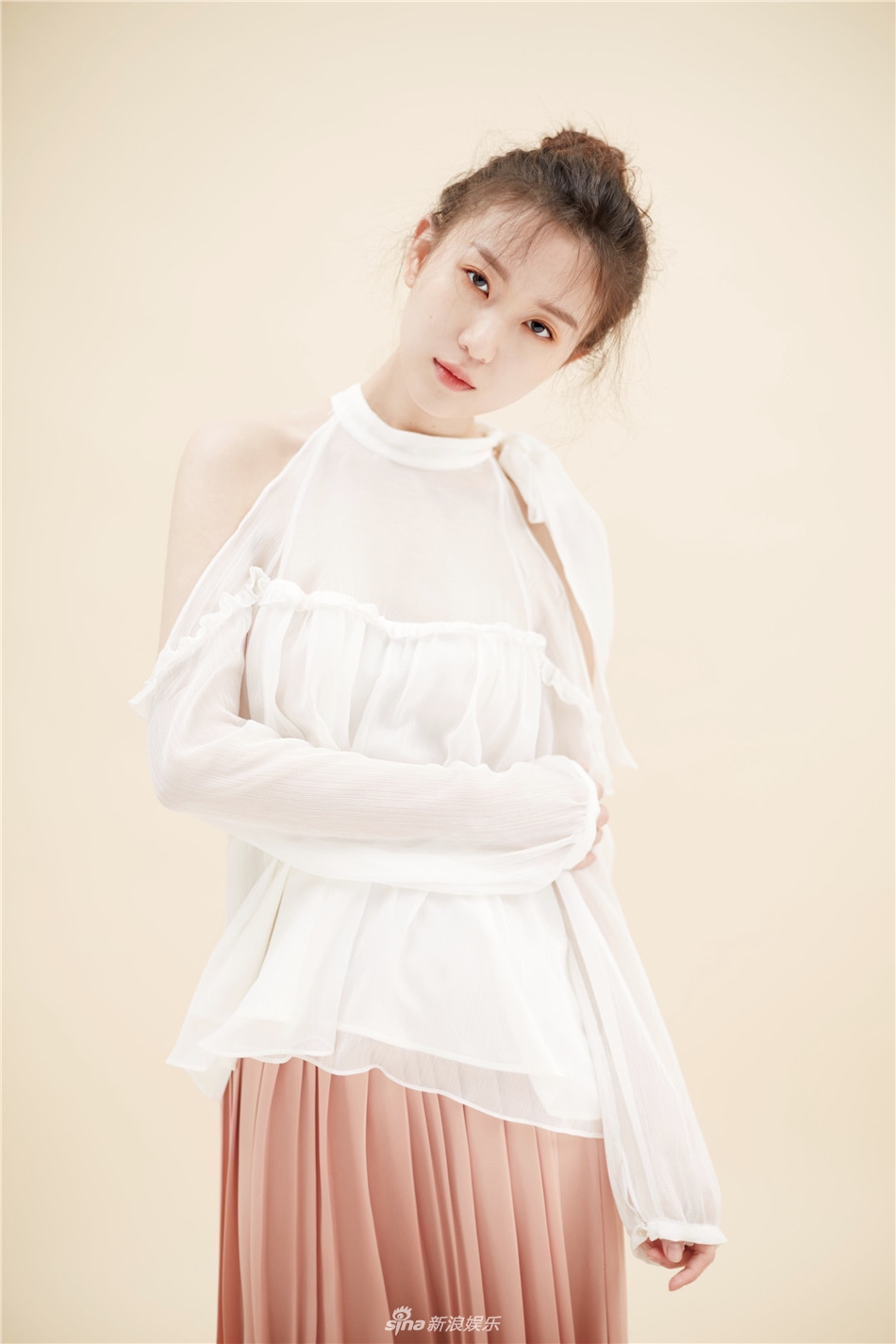 新浪娱乐讯 近日,新生代演员周茉曝光一组白衣唯美写真.