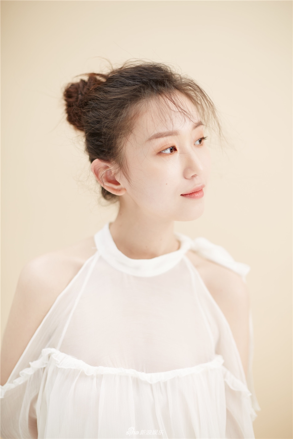 新浪娱乐讯 近日,新生代演员周茉曝光一组白衣唯美写真.