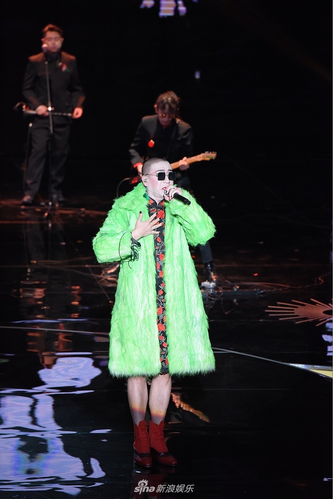 组图:二手玫瑰主唱梁龙献唱 旗袍女装搭配荧光皮草造型出位_高清图集