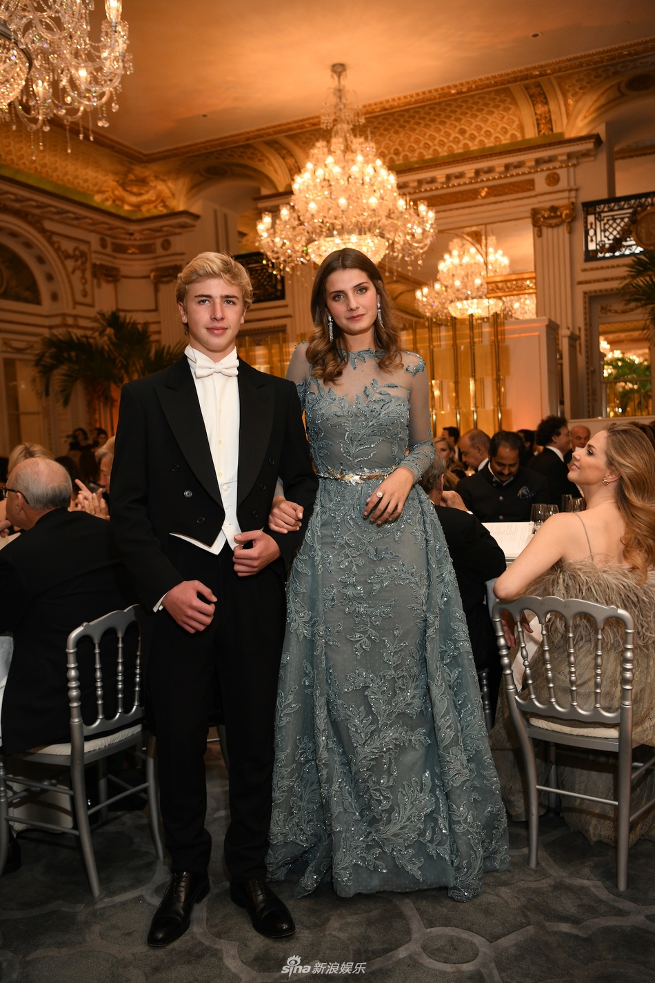 组图:巴黎名媛舞会梦幻开舞 赌王女儿与影后威瑟斯彭同框_高清图集