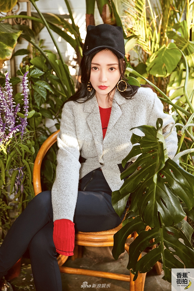组图:柳岩花房写真红灰配俏皮甜美 高腰裤勾勒好身材