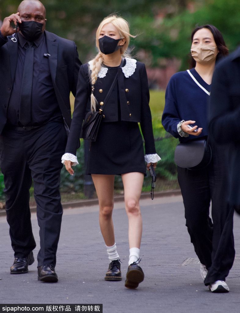 組圖：Rose樸彩英紐約街頭拍大片 梳側麻花辮一身小黑裙秀美腿