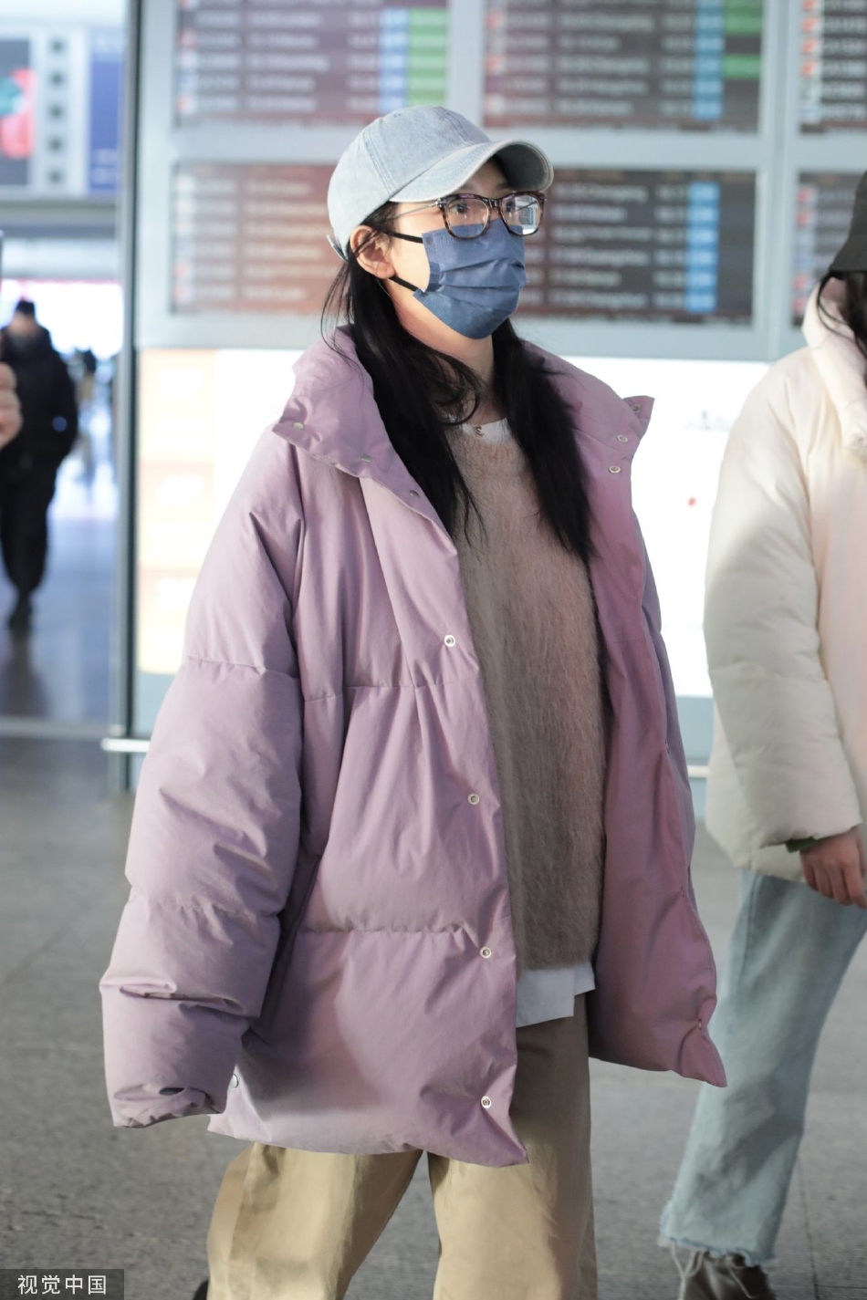 组图：章若楠香芋紫羽绒服现身机场 圆框眼镜贝雷帽甜美可爱