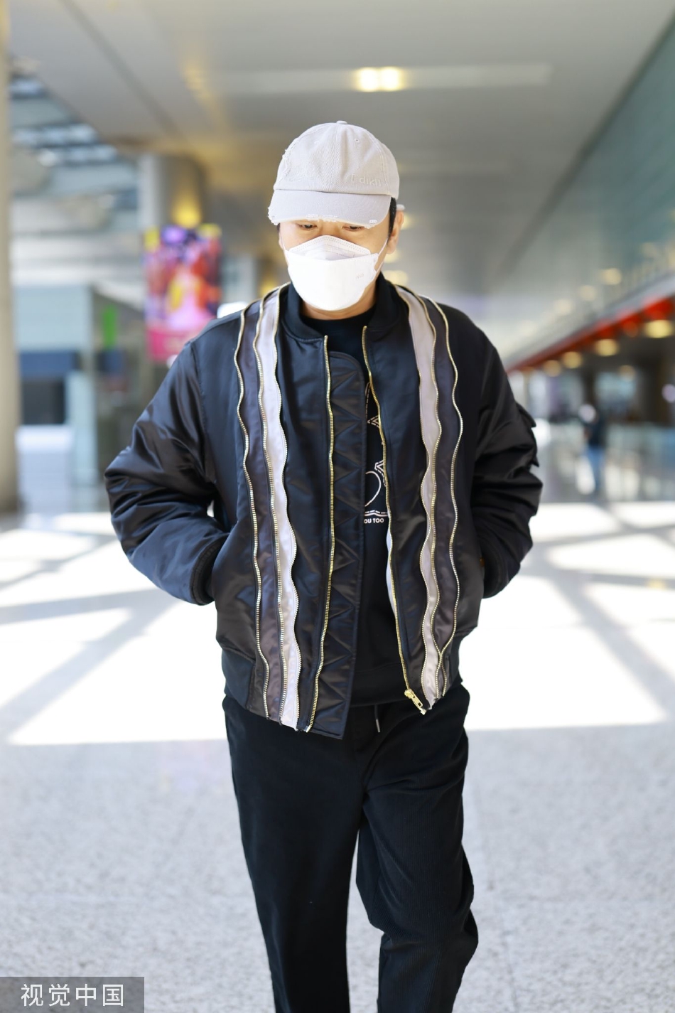 组图：秦昊波浪纹黑外套现身机场 米色棒球帽休闲帅气