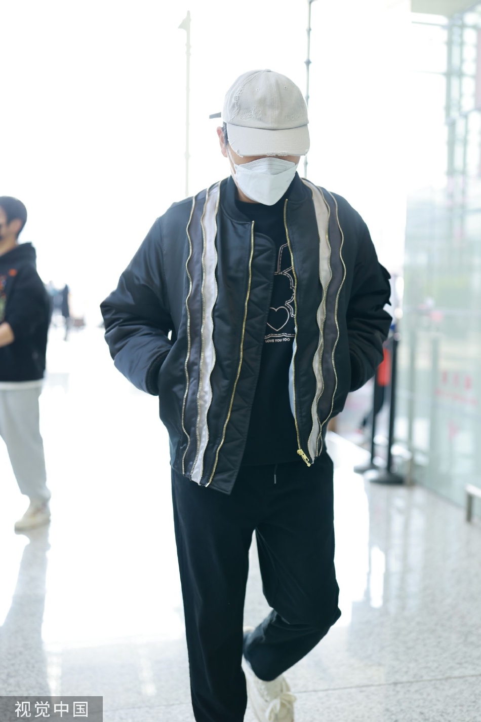 组图：秦昊波浪纹黑外套现身机场 米色棒球帽休闲帅气