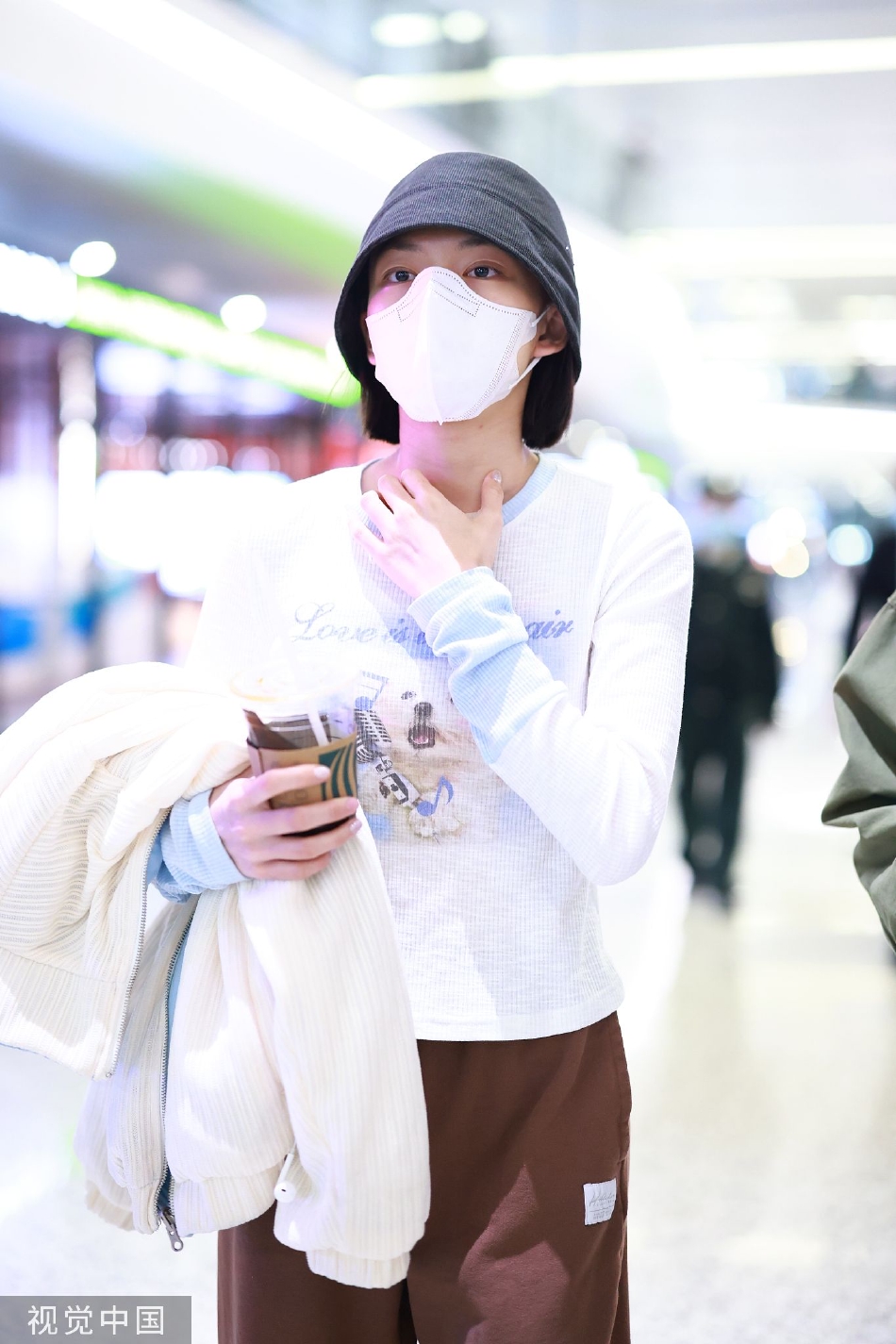 文淇头戴渔夫帽现身机场 穿搭休闲随性活力满满_影视资讯网明星报道