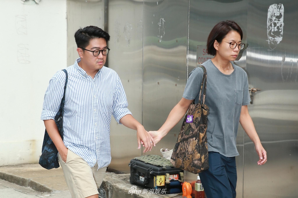 组图:卢凯彤家人到达殓房 妻子余静萍全程蒙面神色凝重