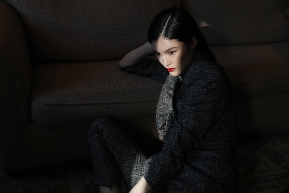 组图:何穗亮相纽约时装周看秀 西装红唇干练霸气