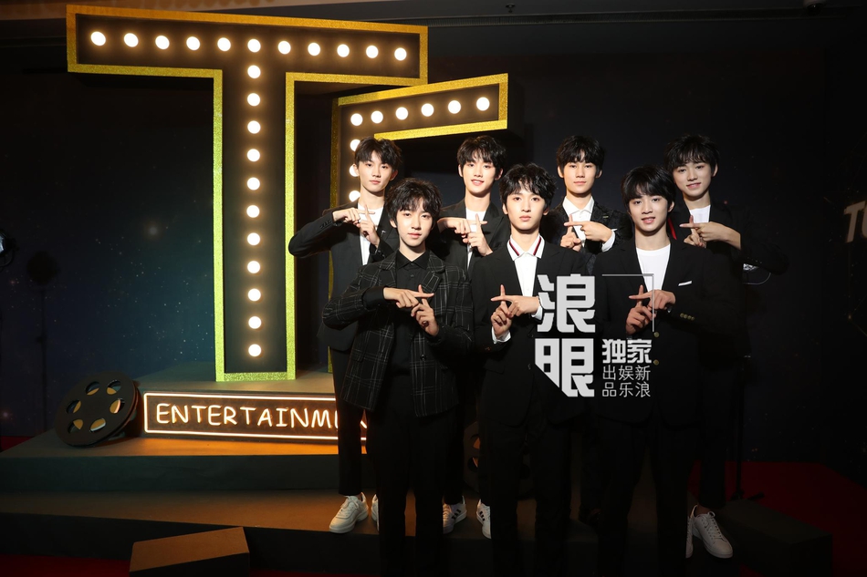 组图:时代峰峻十周年庆典 tfboys tf家族西装笔挺帅气亮相