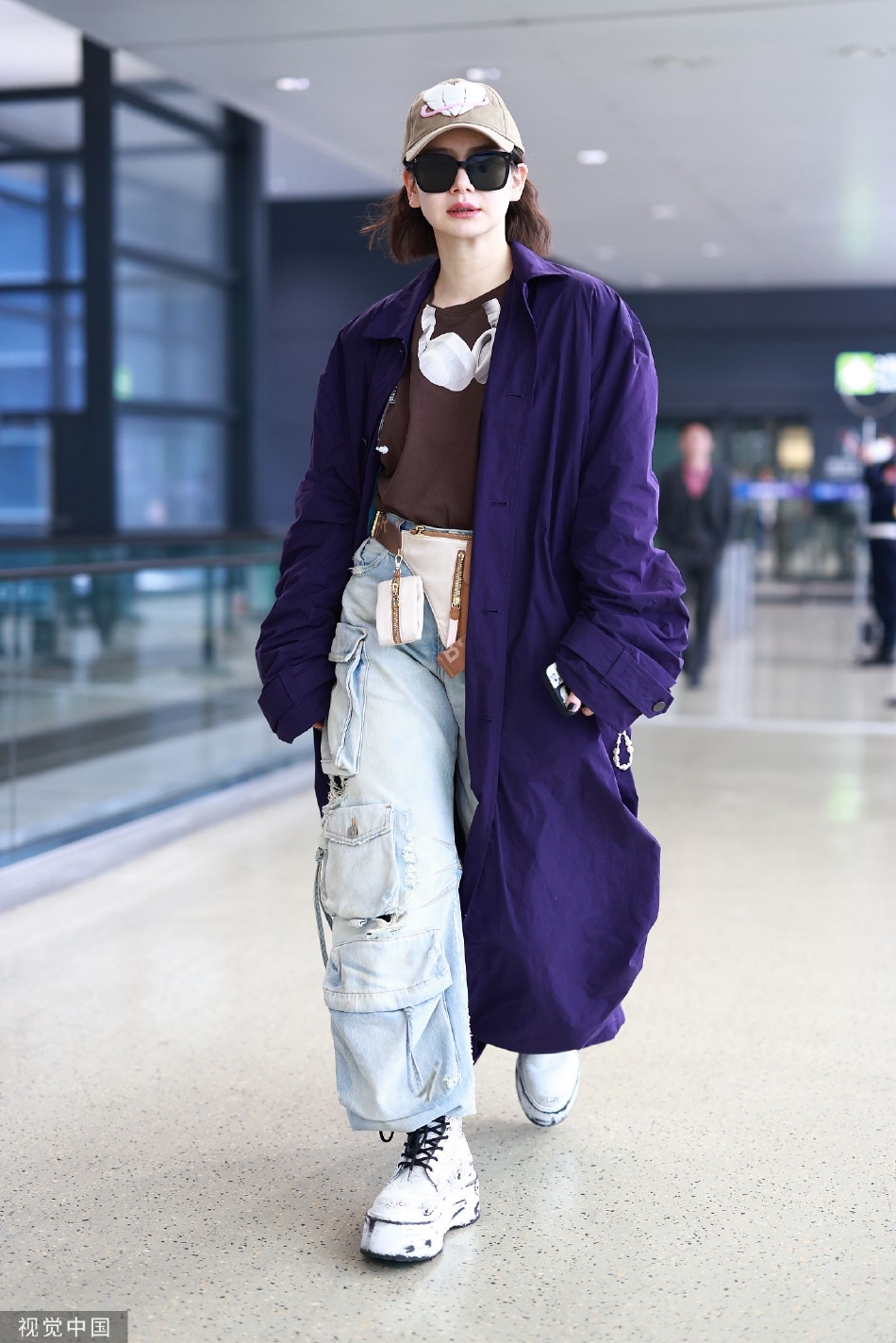 组图:戚薇穿搭时尚现身机场 紫色外套配工装裤酷拽随性_高清图集_新浪
