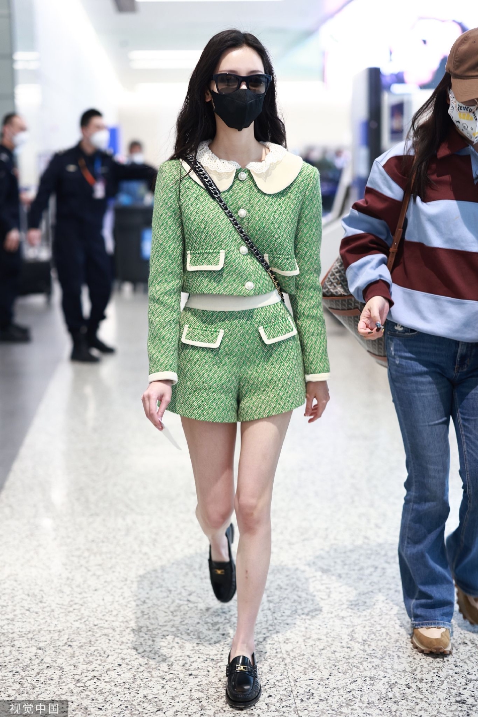 组图:陈都灵戴墨镜现身机场 穿绿色短裤套装清纯甜美_高清图集_新浪网