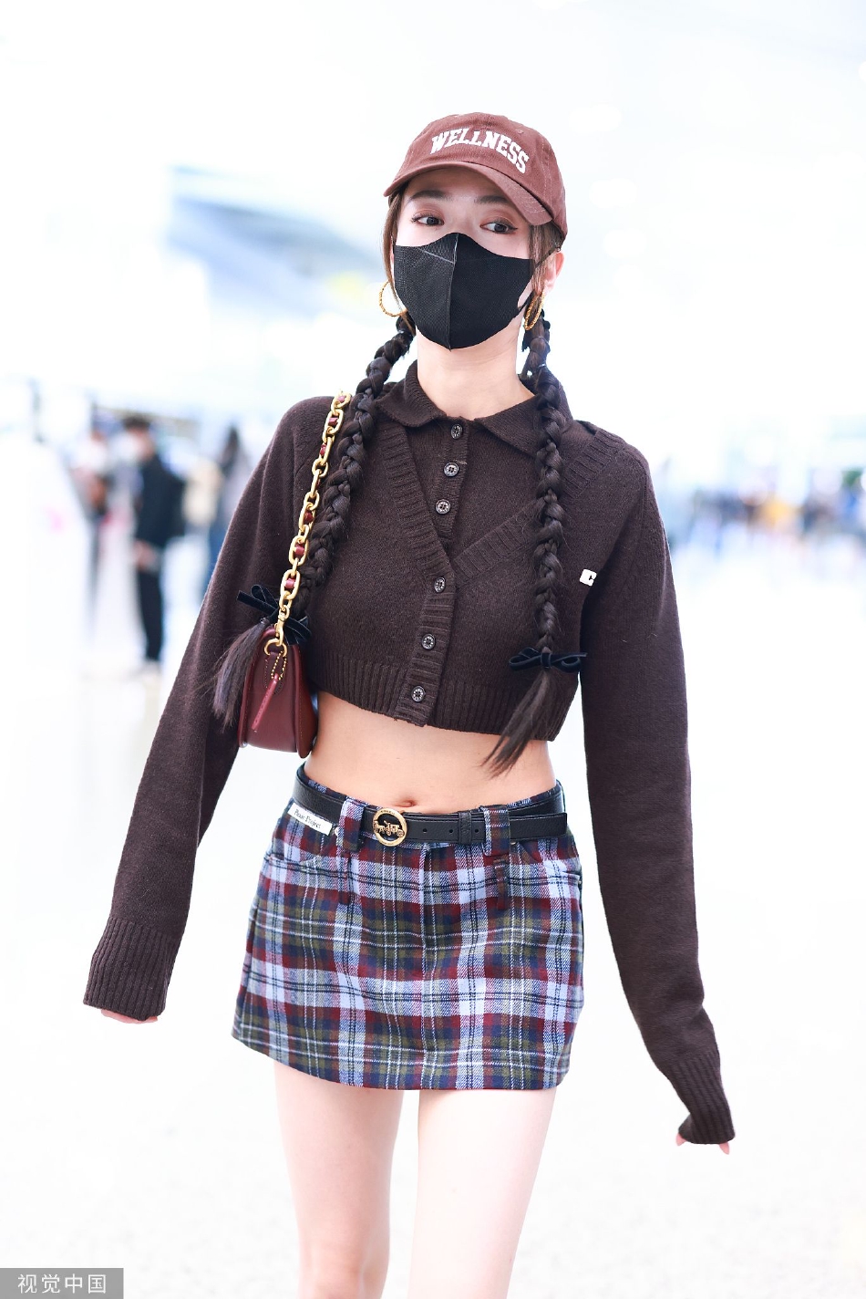 吴谨言双麻花辫造型出行 穿超短裙辣妹装身材纤细吸睛十足_影视资讯网