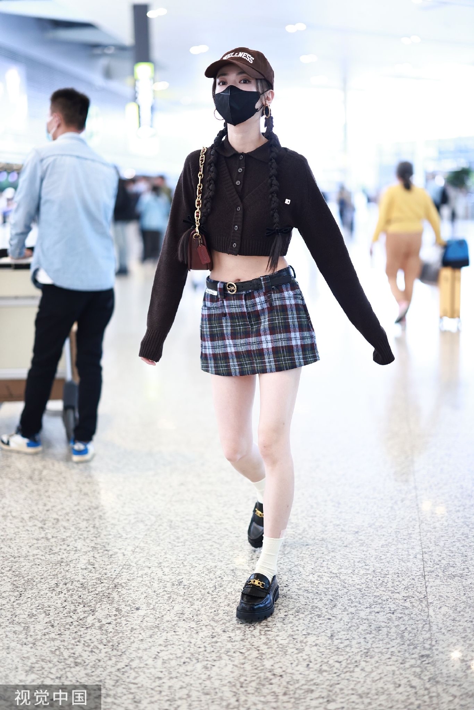 吴谨言双麻花辫造型出行 穿超短裙辣妹装身材纤细吸睛十足_影视资讯网