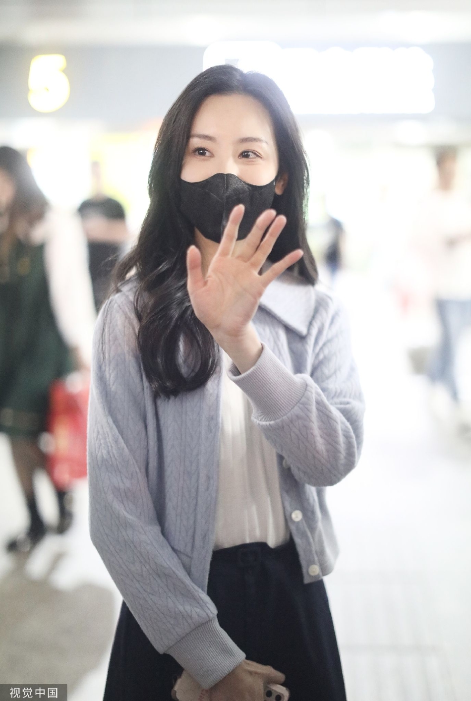 组图:陈都灵长发披肩现身机场 挥手打招呼温柔有气质_高清图集_新浪网