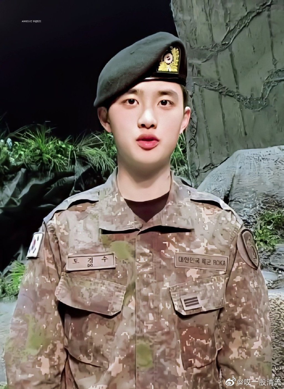 組圖：都暻秀最新軍隊照曝光 大眼水汪汪帥氣又可愛