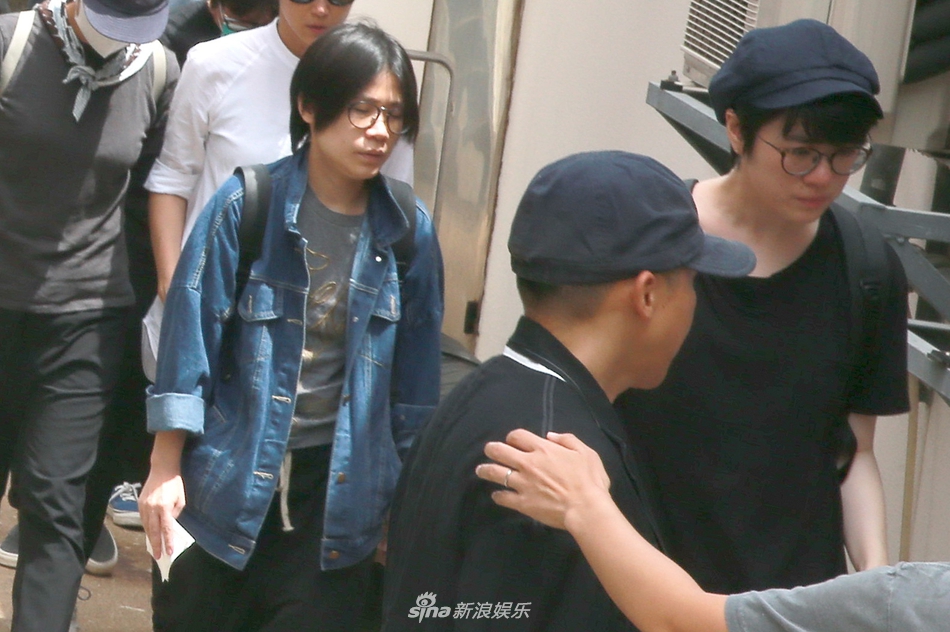 组图:卢凯彤家人到达殓房 妻子余静萍全程蒙面神色凝重