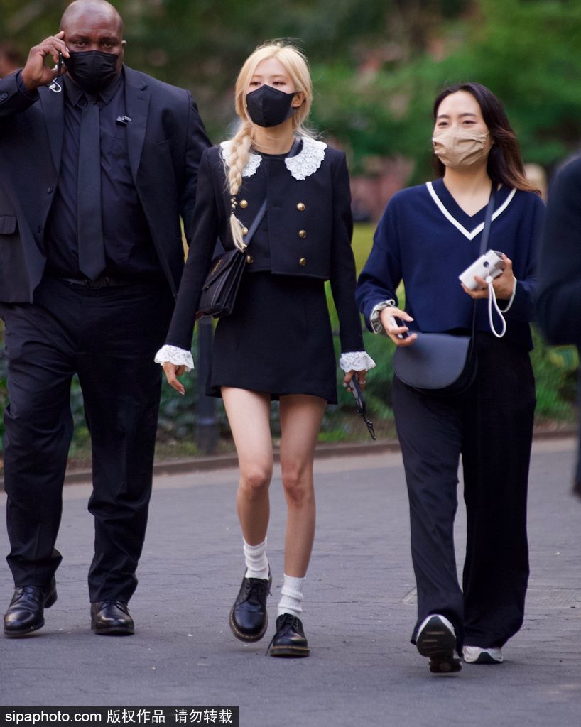 組圖：Rose樸彩英紐約街頭拍大片 梳側麻花辮一身小黑裙秀美腿