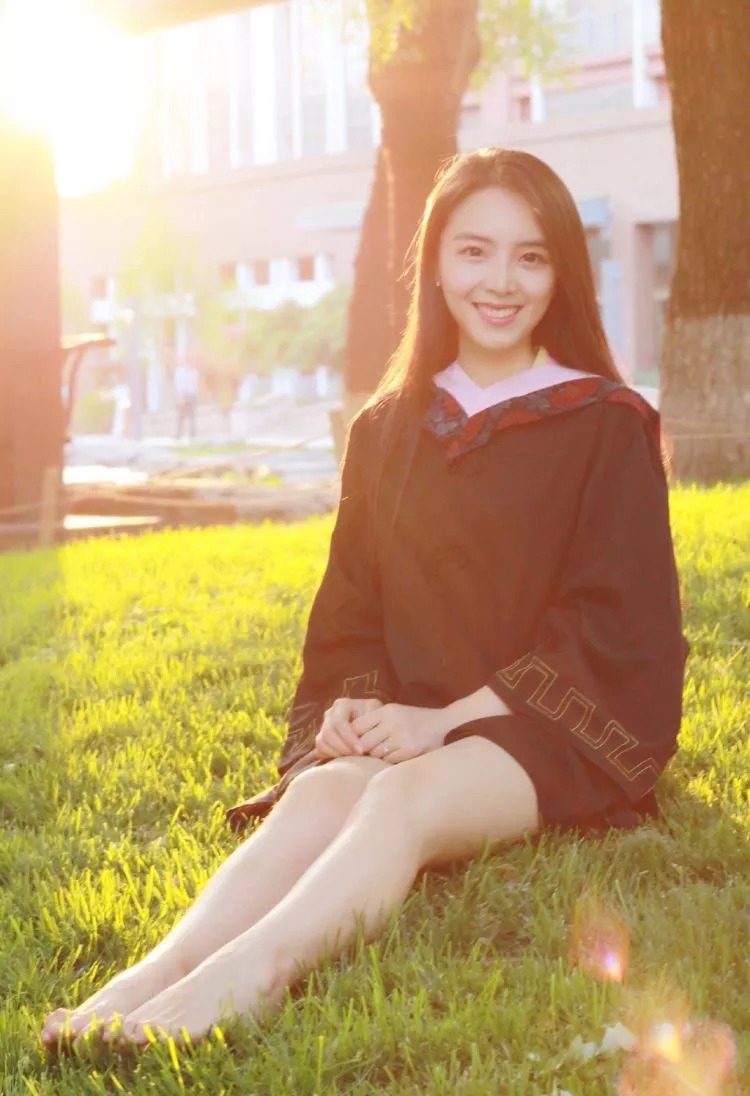 组图:英雄联盟美女主持余霜进化史 中传清纯学霸变旗袍氧气美女