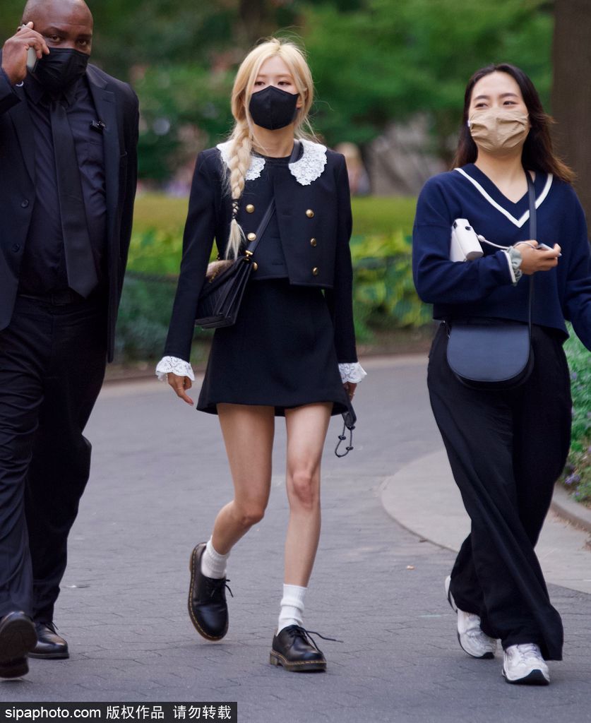 組圖：Rose樸彩英紐約街頭拍大片 梳側麻花辮一身小黑裙秀美腿
