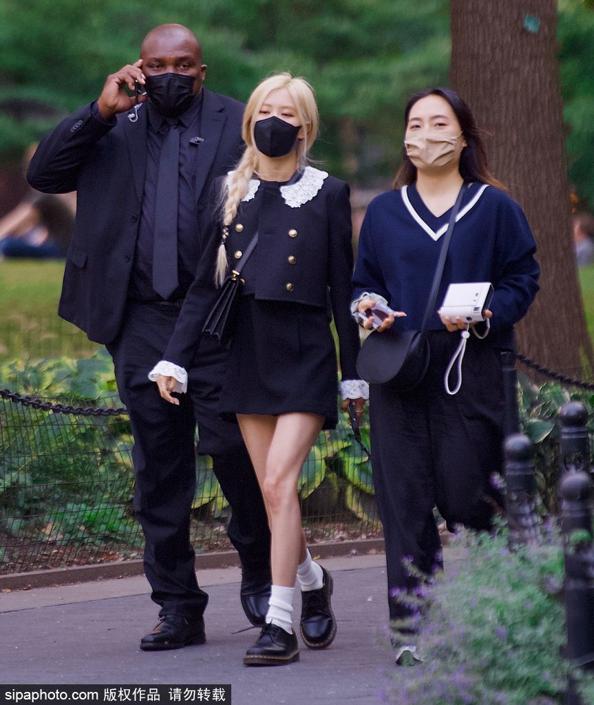 組圖：Rose樸彩英紐約街頭拍大片 梳側麻花辮一身小黑裙秀美腿