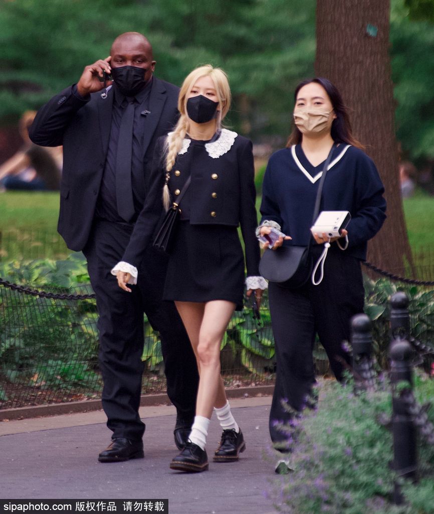 組圖：Rose樸彩英紐約街頭拍大片 梳側麻花辮一身小黑裙秀美腿