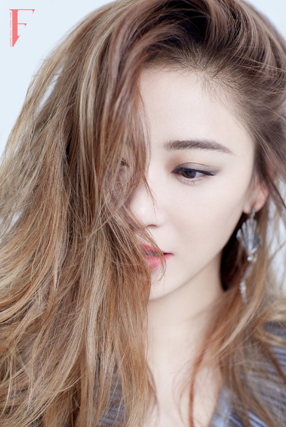 组图:甩发拍照新技能get!应采儿发丝飞扬女人味十足