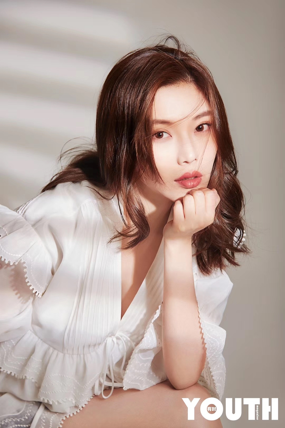 组图:徐冬冬最新写真大片温柔十足 身穿白色纱裙大长腿吸引睛