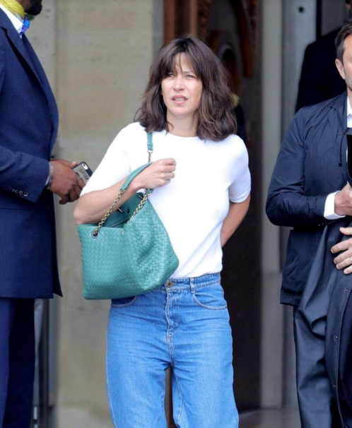 组图:52岁苏菲玛索白t搭牛仔素颜休闲出街 皱纹爬上脸略显沧桑