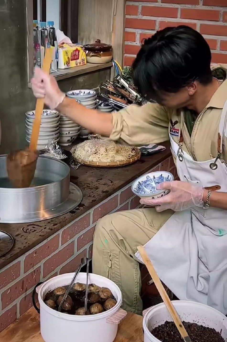 组图：林志玲老公AKIRA街头煮小面 素颜为全家人下厨