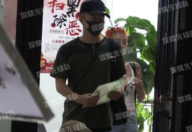 曝曹云金唐菀现身办离婚手续