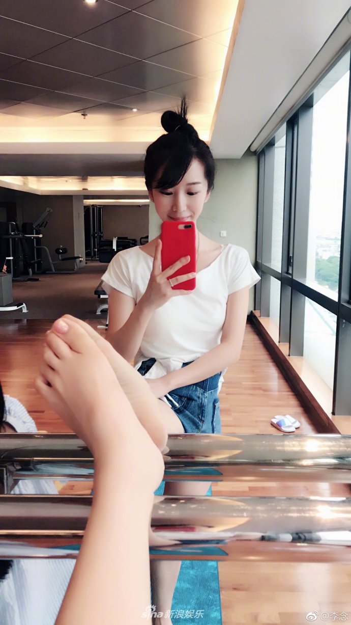 组图:阔太李念扎丸子头穿牛仔裤健身 p图太狠被发现自认手机变形