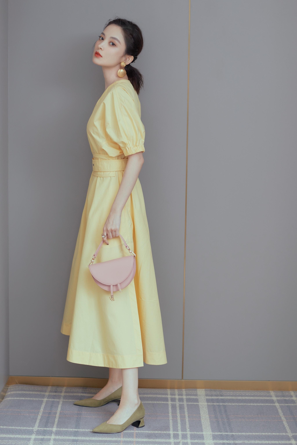 组图:娜扎穿鹅黄色长裙配复古编发现身 清新俏皮灵动