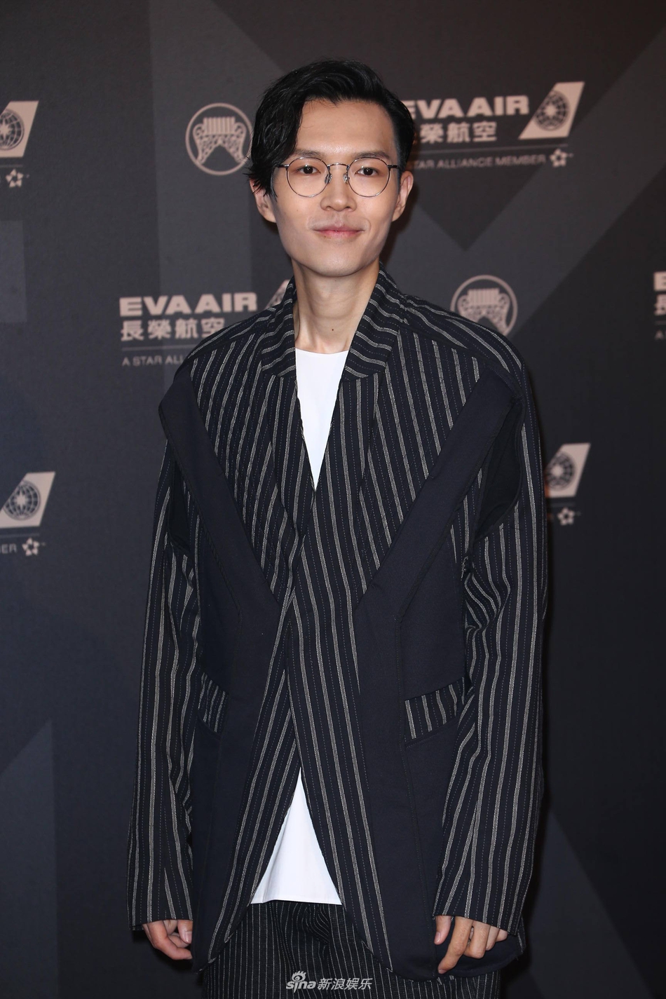 组图:上届歌王方大同亮相金曲奖红毯 谦逊有礼书卷气十足_高清图集_新