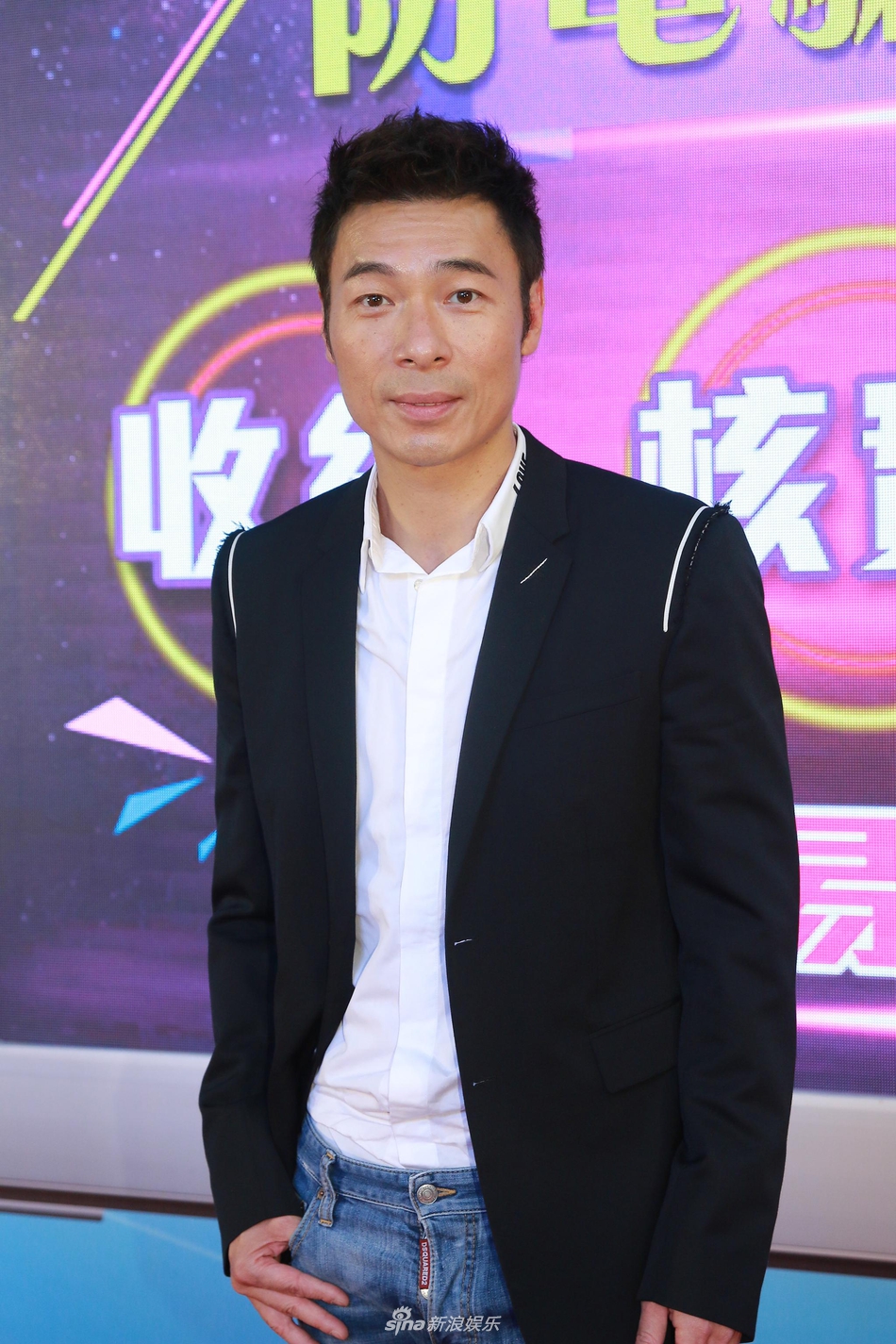 组图:许志安亮相公益活动 白衬衫黑西装帅气不减