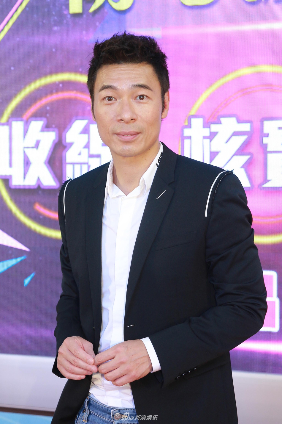 组图:许志安亮相公益活动 白衬衫黑西装帅气不减_高清图集_新浪网