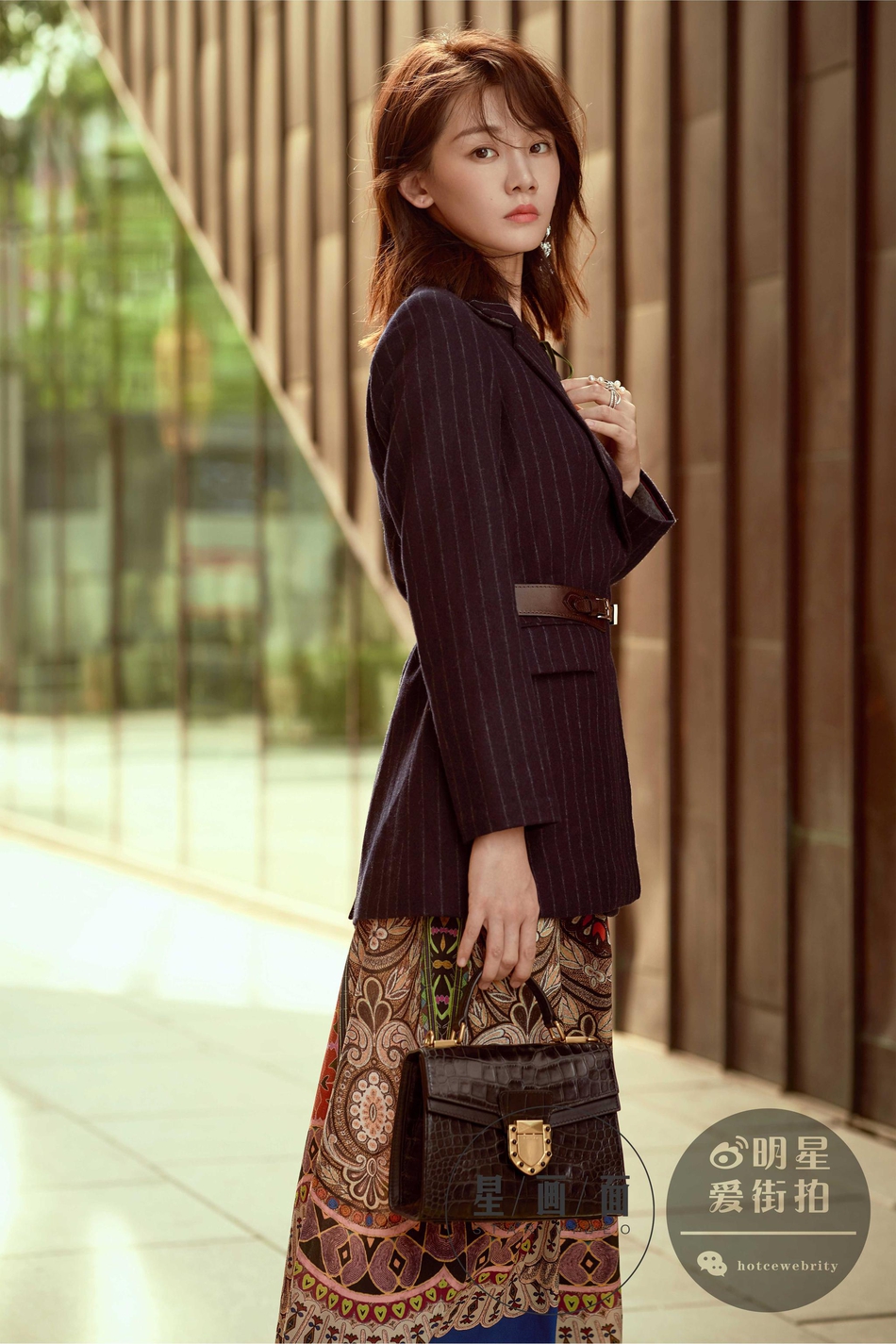 组图:苗苗初秋风格大片曝光 亦柔美亦干练美腿吸睛