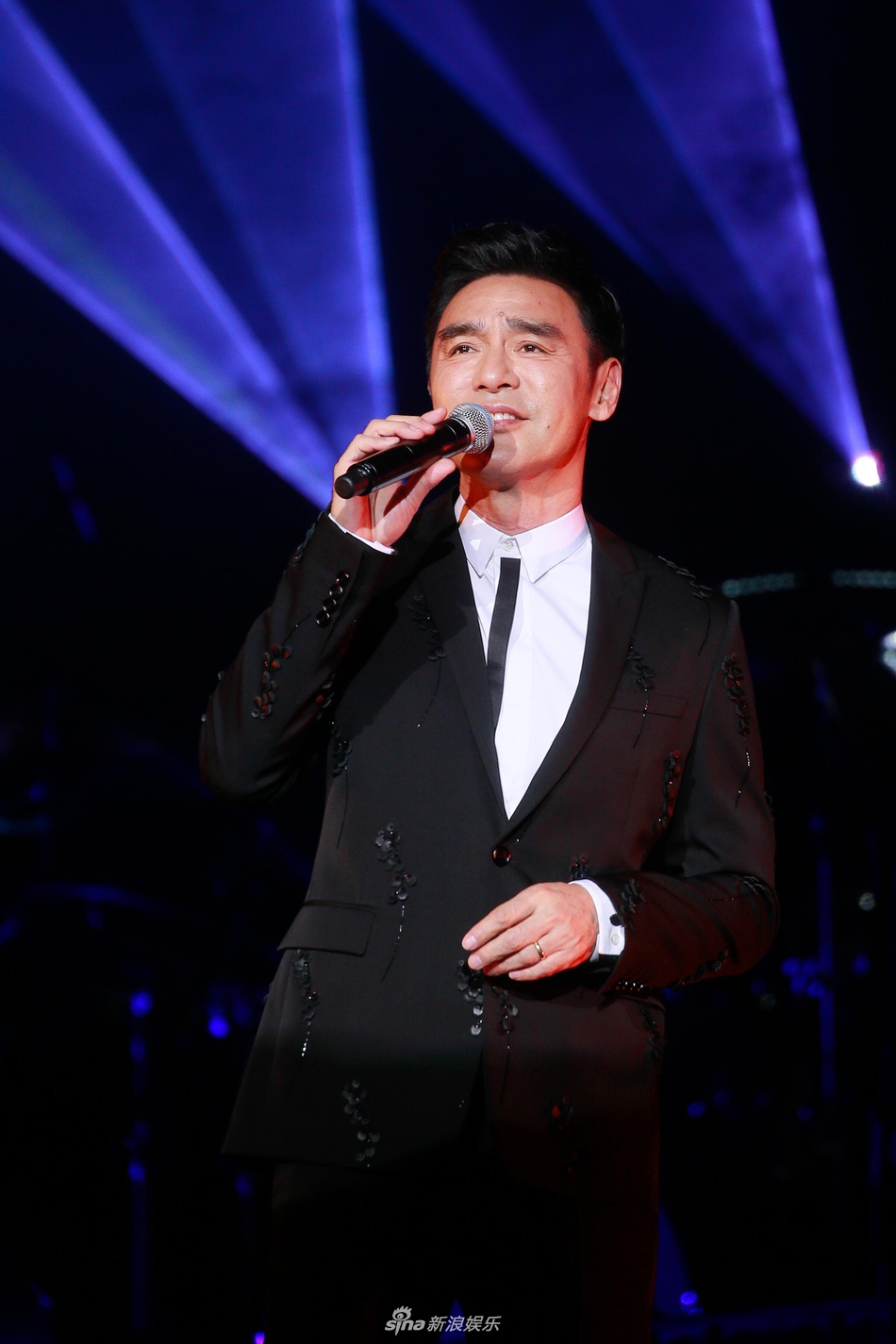 组图:钟镇涛演唱会与两女儿合唱 60岁梁家辉老头背心登台很rock