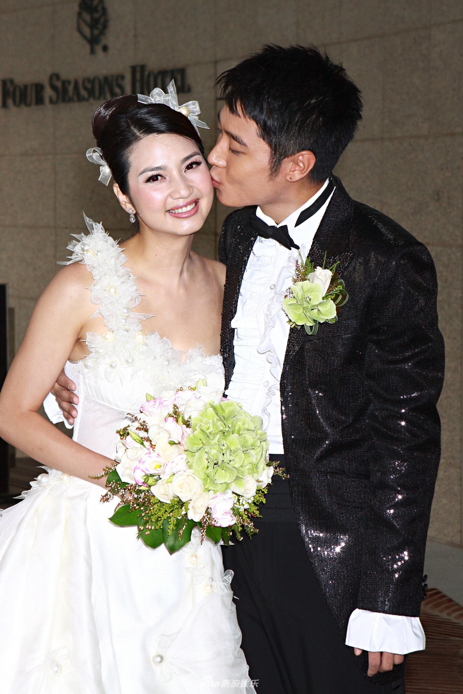 洪欣删光张丹峰相关微博疑表态年轻辣照曝光获赞甩毕滢18条街