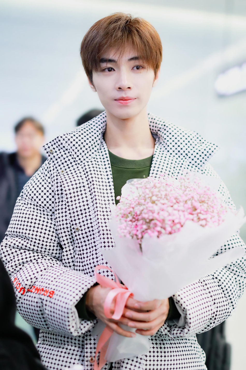 组图:"小仙男"宋继扬手捧鲜花腼腆可爱 五官清秀似邻家哥哥_高清图集