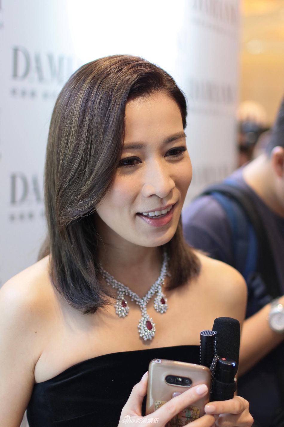 组图:43岁佘诗曼黑裙秀香肩优雅迷人 举手投足浓浓女人味