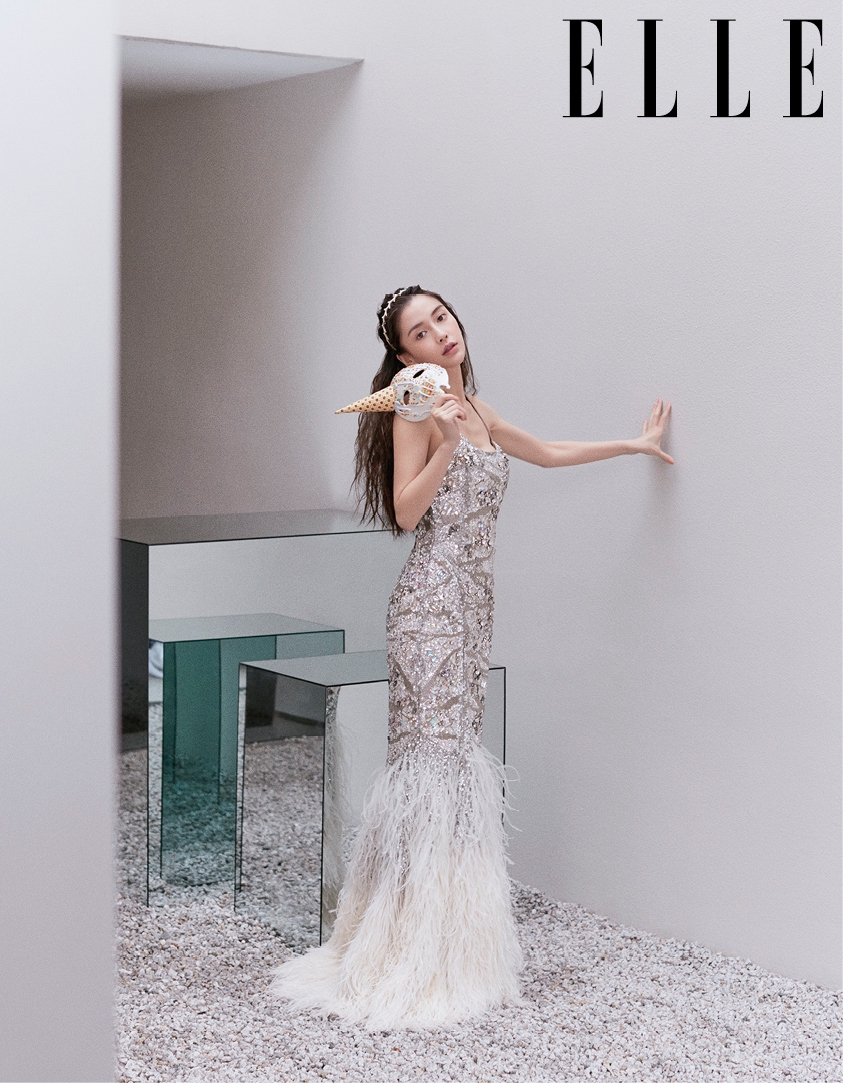 组图:angelababy化身鬼马少女登封面 可盐可甜灵动自如