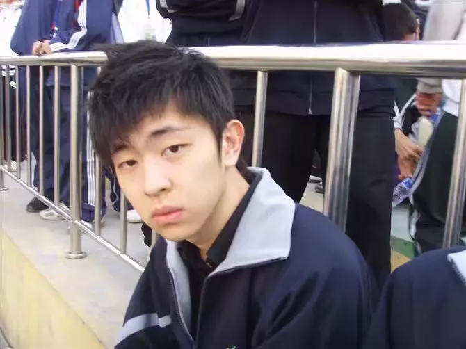 组图:网曝邓伦高中时期青涩照 粉色校服青春稚嫩帅气可爱