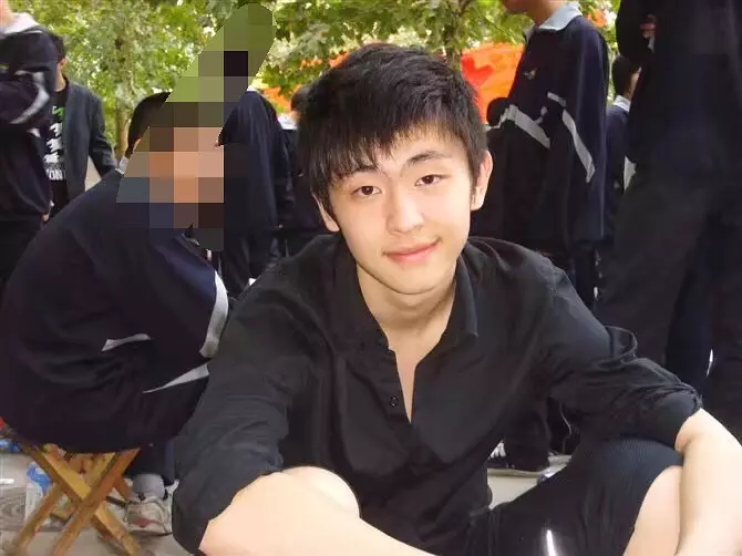 组图:网曝邓伦高中时期青涩照 粉色校服青春稚嫩帅气可爱