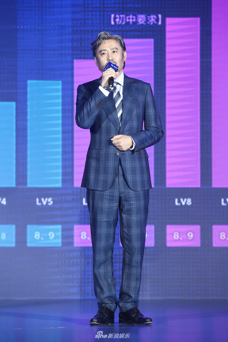 组图:吴秀波西装革履现身优雅绅士 白发配胡须尽显大叔熟男范儿