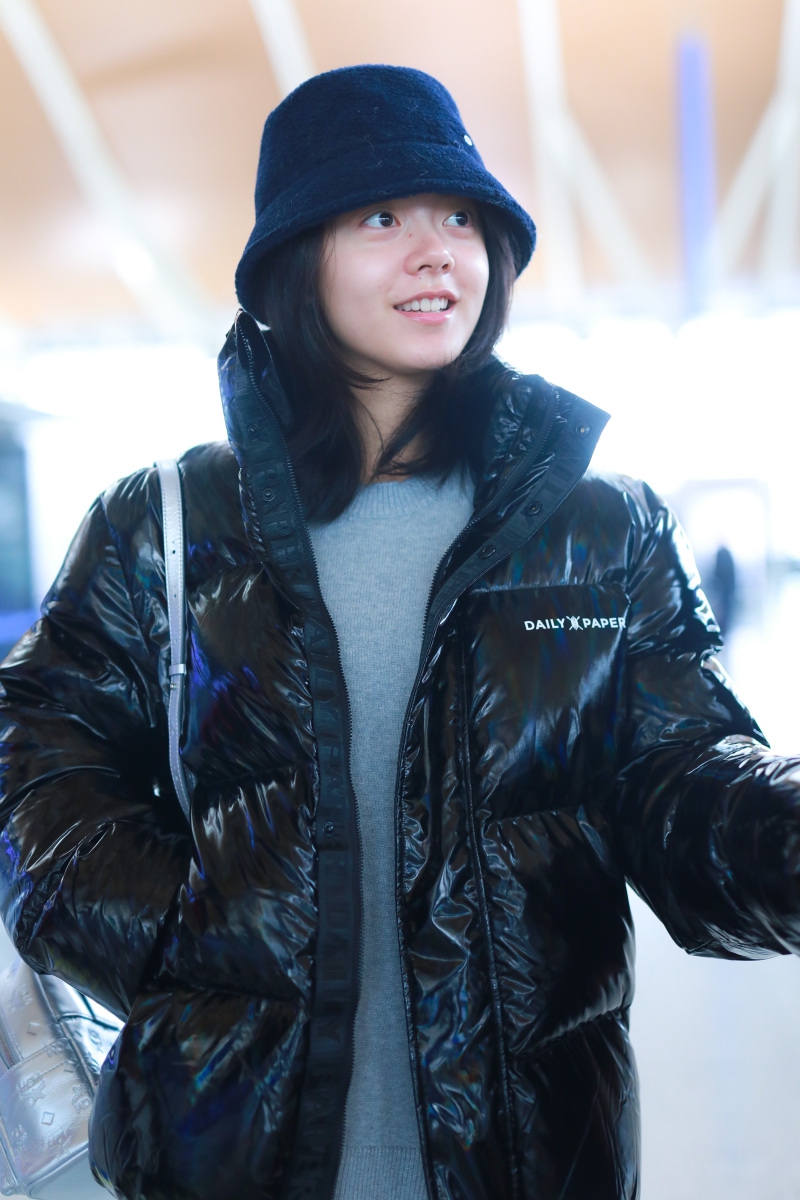 组图:赵今麦素颜戴渔夫帽清纯可人 手拎红色个性行李箱又潮又美